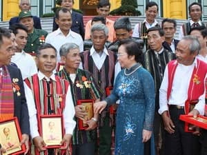 Phó Chủ tịch nước tiếp già làng, trưởng bản Quảng Trị