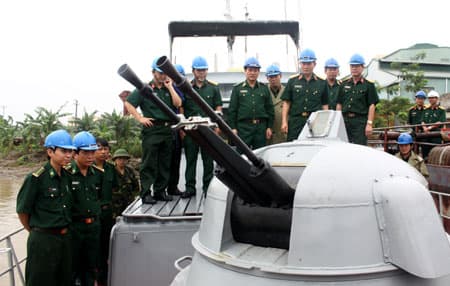 Thượng tướng Trương Quang Khánh kiểm tra tàu sửa chữa tại Z173