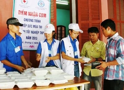 Hỗ trợ 2.100 suất cơm cho học sinh nghèo