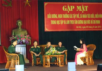 “Chất vấn” chỉ huy về làm theo Bác