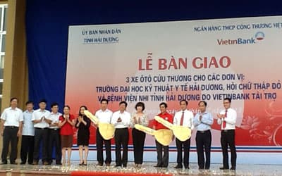 VietinBank bàn giao 3 xe cứu thương cho tỉnh Hải Dương