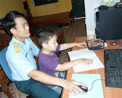 Dạy con hát qua điện thoại
