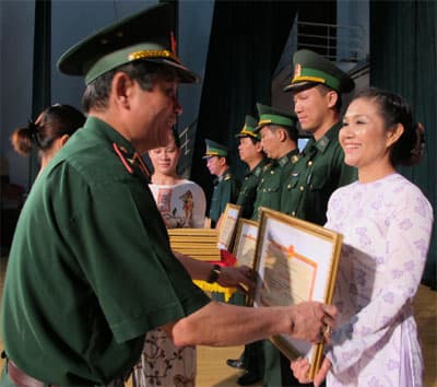 Phục vụ bộ đội bằng cả tấm lòng
