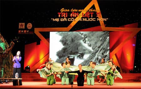 Đóa hoa thơm kính dâng anh linh các liệt sĩ
