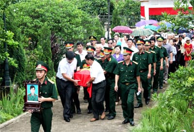 Đưa bạn về quê