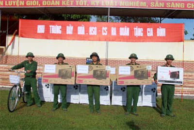 Phụ cấp gửi bà, quà về tặng mẹ