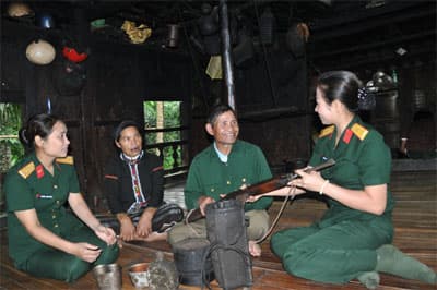 Con thuyền chở tình dân, nghĩa nước