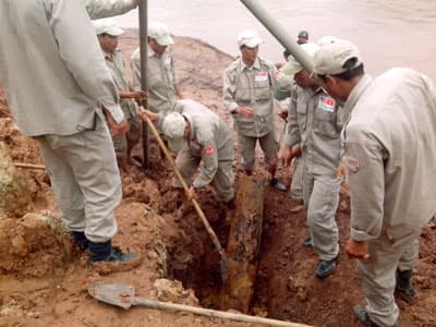 Phát hiện 2 quả bom “khủng” sau mưa bão