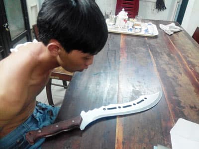 Bắt hung thủ xông vào nhà chém người