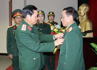 Trao tặng Huy hiệu 40 năm tuổi Đảng cho Trung tướng Nguyễn Trung Thu