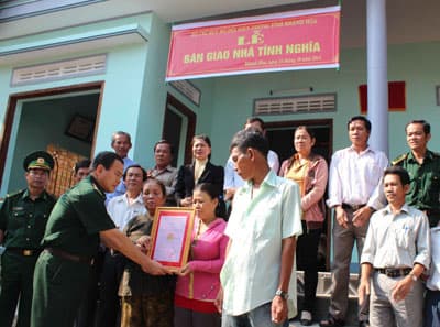 Trao Nhà tình nghĩa tặng gia đình liệt sĩ