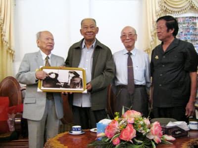 Thanh bảo kiếm tặng Bộ đội Phật