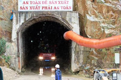 Nỗ lực giải cứu các nạn nhân vụ sập hầm