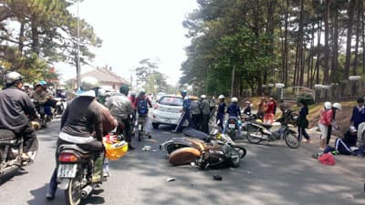 TP Đà Lạt: Tai nạn xe máy, một học sinh phải nhập viện
