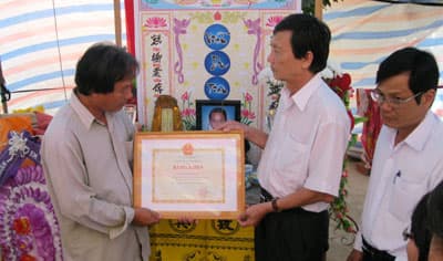 Truy tặng bằng khen cho học sinh dũng cảm cứu người