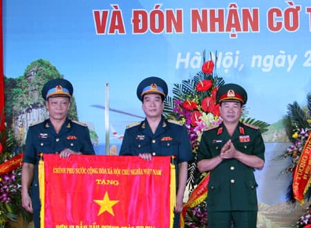 Công ty Trực thăng miền Bắc đón nhận Cờ Thi đua của Chính phủ