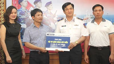 Cảnh sát biển tiếp nhận lô ắc quy trị giá 180 triệu đồng phục vụ nhiệm vụ bảo vệ biển đảo