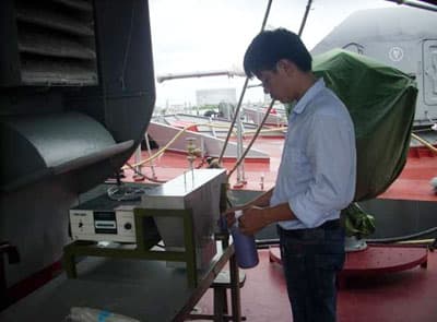 Làm sạch phin lọc dầu động cơ tua-bin của tàu chiến bằng siêu âm