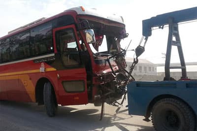 Xe khách đối đầu xe tải làm hàng chục người bị thương nặng