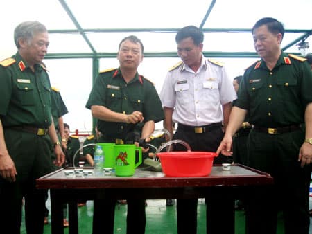 Mang nước ngọt ra Trường Sa bằng...trí tuệ
