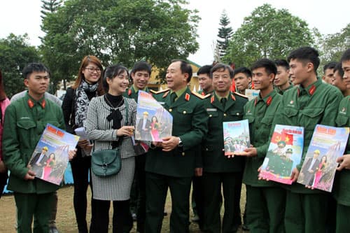 Thượng tướng Mai Quang Phấn và lãnh đạo Báo Nhân dân, Báo QĐND thăm, chúc Tết Trung đoàn 246