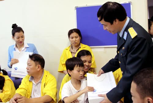 Tuổi trẻ cơ quan Binh đoàn 18 tặng quà bệnh nhi nghèo