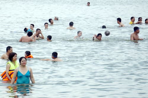 Nguy hiểm bãi tắm tự phát ở Hồ Tây