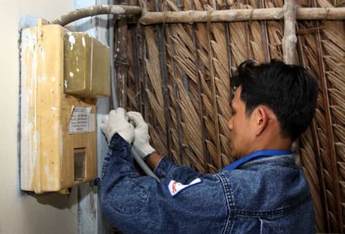 Đoàn viên, thanh niên lắp đặt miễn phí đồng hồ, sửa chữa thiết bị điện cho hộ nghèo