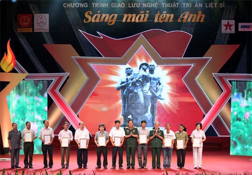 Giao lưu nghệ thuật tri ân liệt sĩ “Sáng mãi tên Anh”
