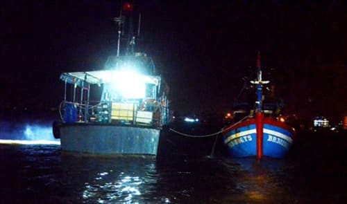 Cứu hộ, lai dắt thành công tàu cá gặp nạn trên biển