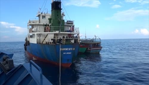 Bắt giữ hai tàu sang mạn dầu trái phép