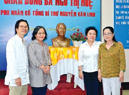Chị Hồng đúc tượng cô Bảy Huệ