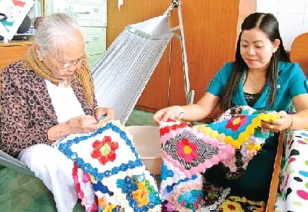 Mẹ anh hùng "khâu nghĩa, tặng tình"