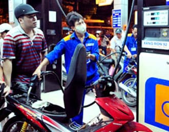 Giá xăng giảm 800 đồng