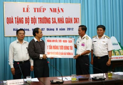 Tiếp nhận quà tặng bộ đội Trường Sa và nhà giàn DK1