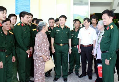 Thượng tướng Lê Hữu Đức tiếp xúc cử tri