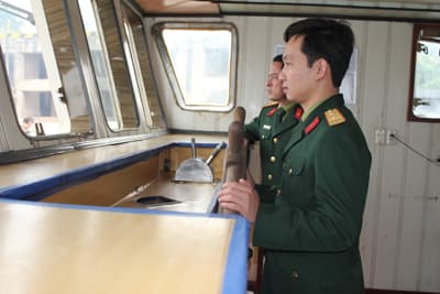 Góp bình yên trên tuyến sông Hồng