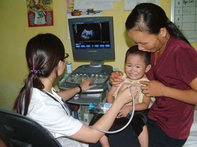 Khám và tư vấn miễn phí cho trẻ em bị vẹo cột sống