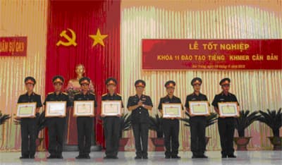 Tổ chức lễ tốt nghiệp đào tạo tiếng Khmer căn bản