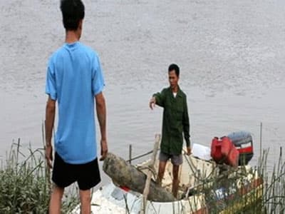 Phát hiện một quả bom tấn dưới chân cầu Đò Lèn
