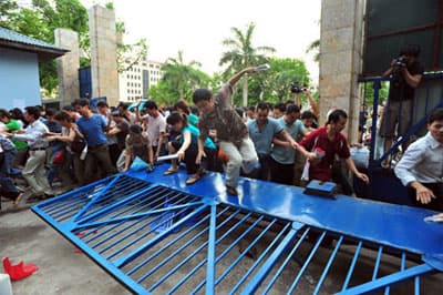 Lộn xộn, đổ cổng... do đâu?