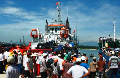 Đưa 12 ngư dân gặp nạn về bờ an toàn