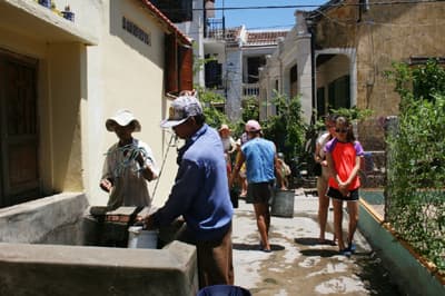 Bám giếng cổ mưu sinh