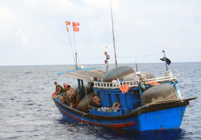 Bộ đội Đảo Đá Tây A cứu nạn thành công tàu cá mắc cạn