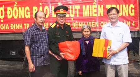 Trao 8 tấn hàng cứu trợ đồng bào miền Trung