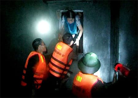 Trắng đêm vượt lũ cứu dân