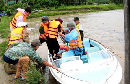 Miền Trung "gồng mình" chống lũ lớn