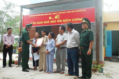 Bàn giao nhà “Mái ấm biên cương” cho hai hộ gia đình nghèo