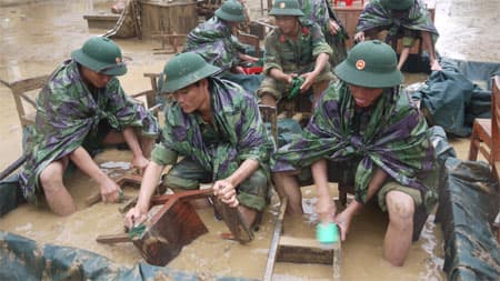 Giúp dân vùng rốn lũ