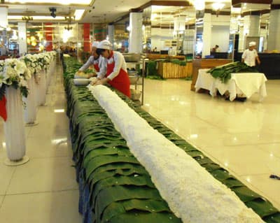 Làm bánh tét "khủng" chào mừng Tết Quý Tỵ 2013